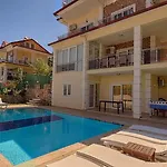 Detached With Private Pool In Oeluedeniz, 别墅 费特希耶